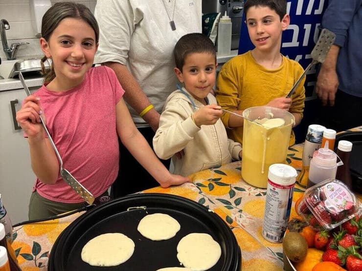 משפחתו של קית' סיגל מכינים את הפנקייקים שלו בבית החולים