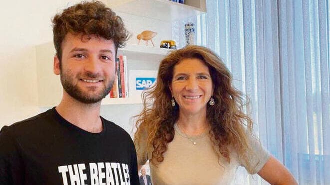 אורנה קליינמן, מנכ"לית SAP, והסטודנט אריאל עין גיל. "להבין מה זה ג'וניור" yk14200822