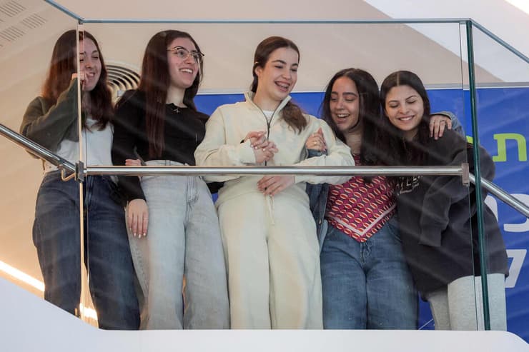 אגם ברגר, דניאלה גלבוע, לירי אלבג וקארינה ארייב צופות בקונצרט שניערך לכבוד שובה של אגם ברגר ומסמנות לב