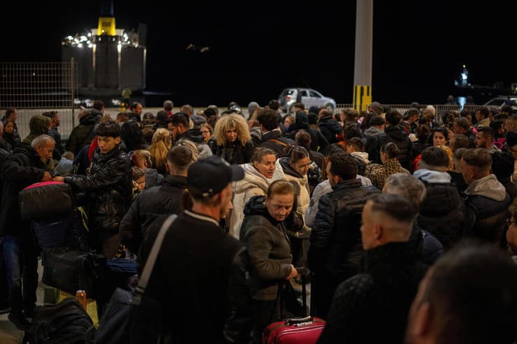 צילום: REUTERS/Alkis Konstantinidis עוזבים את האי סנטוריני ב יוון בגלל רעידות אדמה