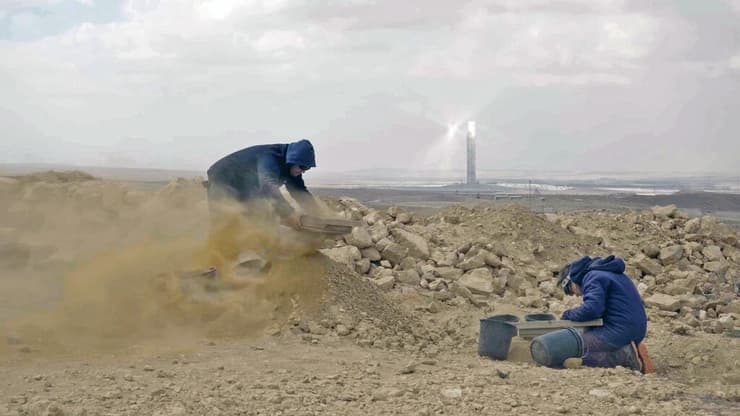 האתר, ברקע תחנת הכוח באשלים