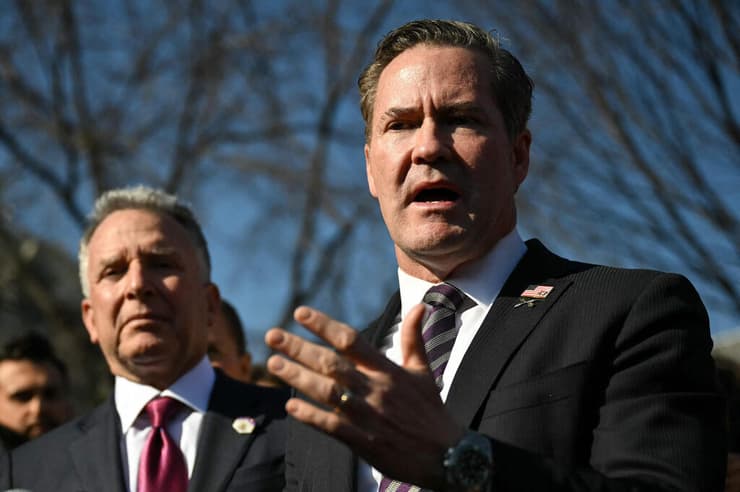 היועץ לביטחון לאומי מייק וולץ (מימין). "הלב של טראמפ נשבר, הוא מזועזע" (צילום: ANDREW CABALLERO-REYNOLDS / AFP) מייקל וולץ (מימין) וסטיב ויטקוף (משמאל)