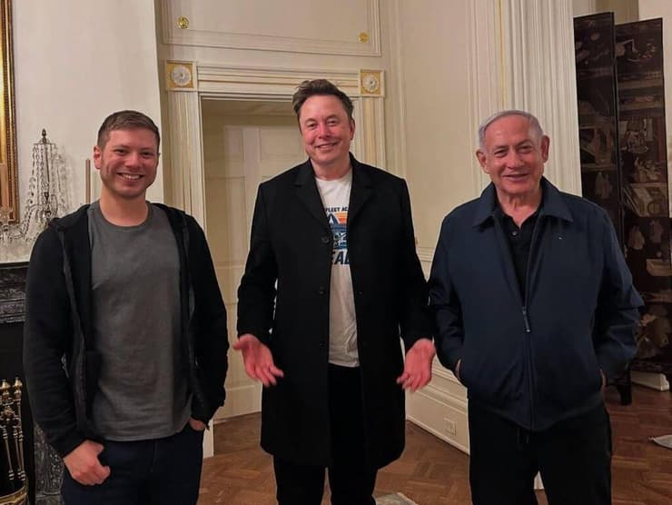 נתניהו עם אילון מאסק והבן יאיר, מעט לפני המפגש בבית הלבן (צילום: מתוך הרשתות החברתיות ) בנימין נתניהו ויאיר נתניהו יחד עם אילון מאסק בבית הלבן