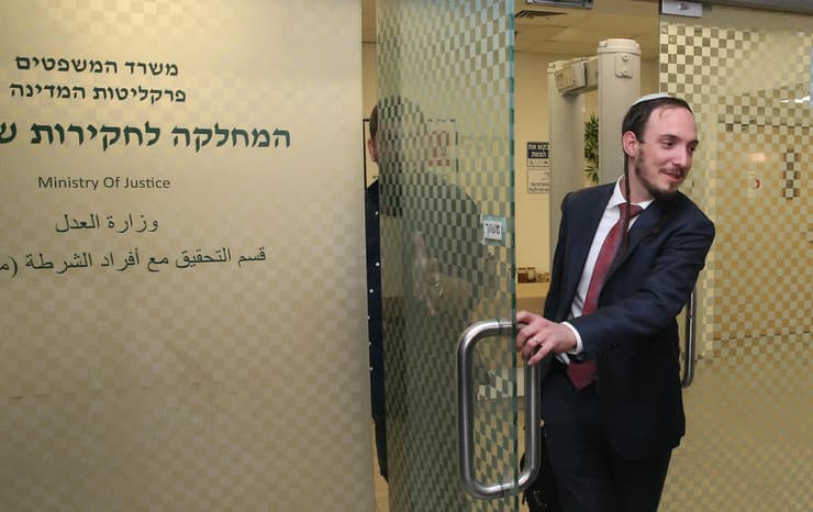 חנמאל דורפמן יוצא מחקירה במח"ש