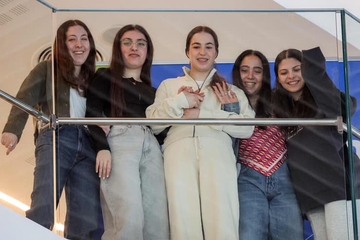 אגם ברגר, דניאלה גלבוע, לירי אלבג וקארינה ארייב צופות בקונצרט שניערך לכבוד שובה של אגם ברגר ומסמנות לב