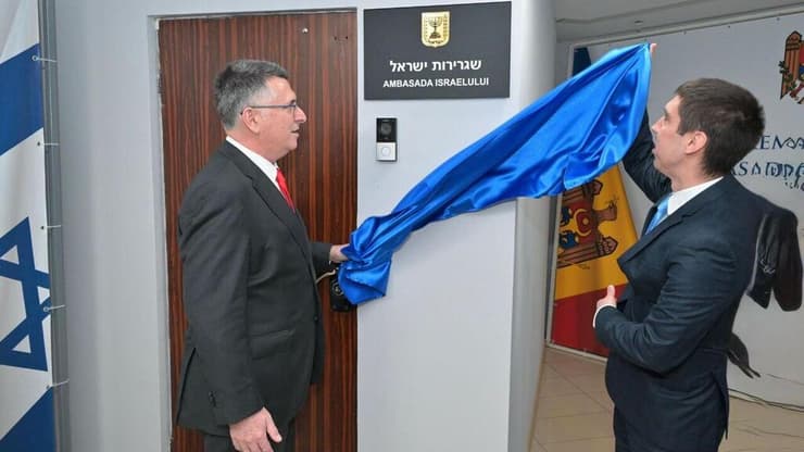 שר החוץ גדעון סער חונך את שגרירות ישראל במולדובה יחד עם סגן ראש הממשלה ושר החוץ של מולדובה