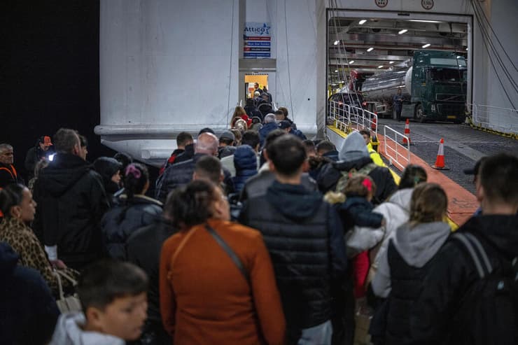 צילום: REUTERS/Alkis Konstantinidis עוזבים את האי סנטוריני ב יוון בגלל רעידות אדמה