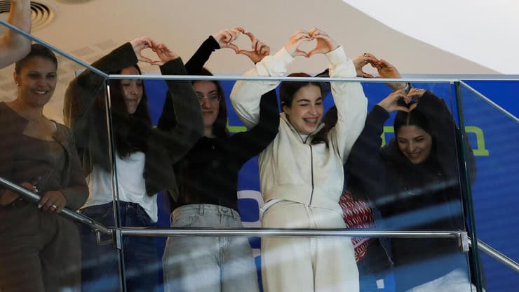 אגם ברגר, דניאלה גלבוע, לירי אלבג וקארינה ארייב צופות בקונצרט שניערך לכבוד שובה של אגם ברגר ומסמנות לב