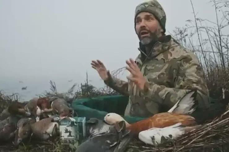 דונלד טראמפ ג'וניור לצד ברווזים שהרג. לפניו הברווז הנדיר