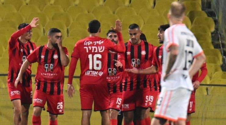 שחקני הפועל רמת גן חוגגים את הניצחון