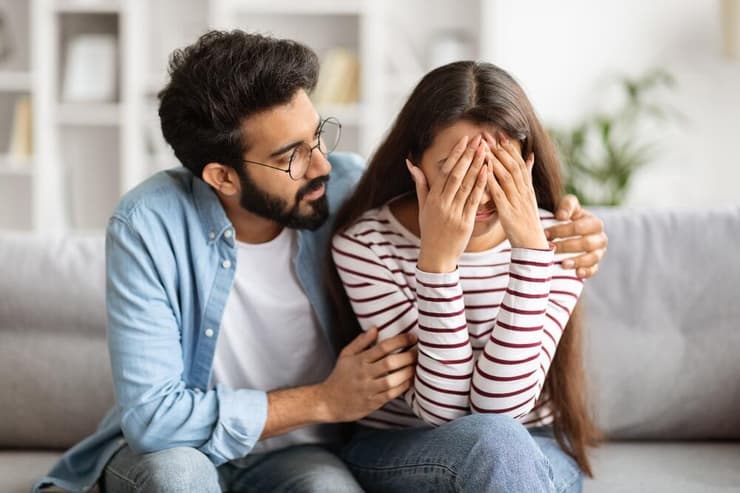 אישה וגבר עצובים הפלה עצב