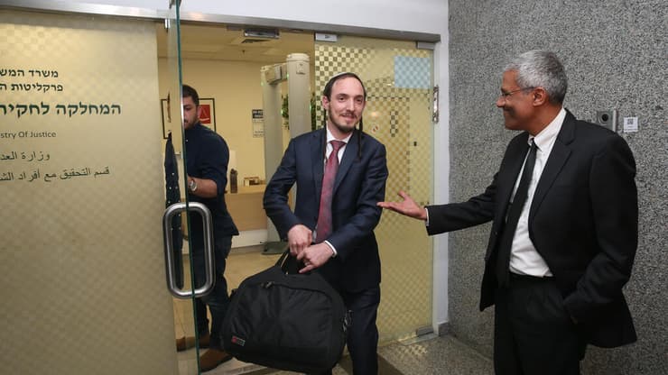 חנמאל דורפמן יוצא מחקירה במח"ש