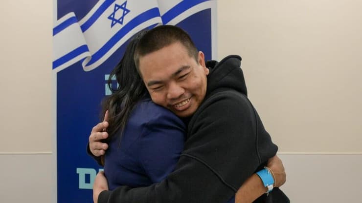 השבים התאילנדים נפגשים עם בני משפחותיהם