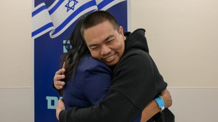 השבים התאילנדים נפגשים עם בני משפחותיהם