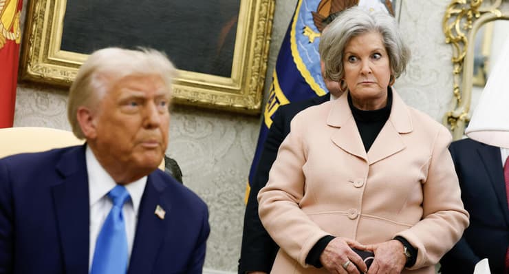 ראש הסגל סוזי וויילס מביטה בהלם כשטראמפ הבטיח באותו מפגש לפנות את עזה מכל תושביה