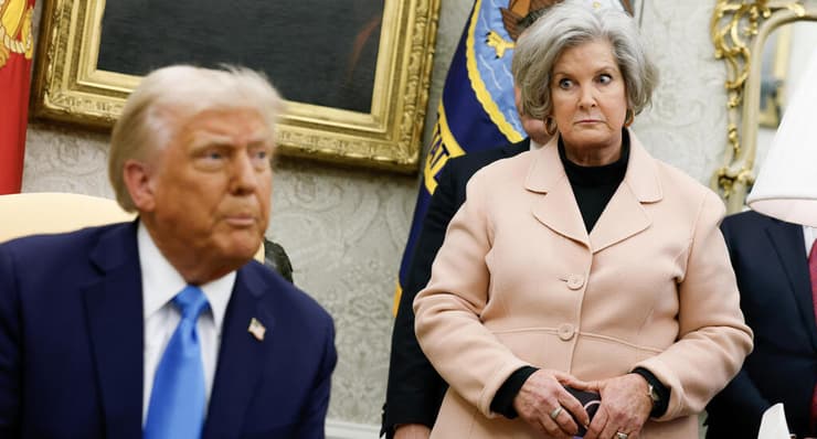 ראש הסגל סוזי וויילס במבט מופתע, כשטראמפ הצהיר על רצונו לפנות את תושבי עזה, 4 בפברואר