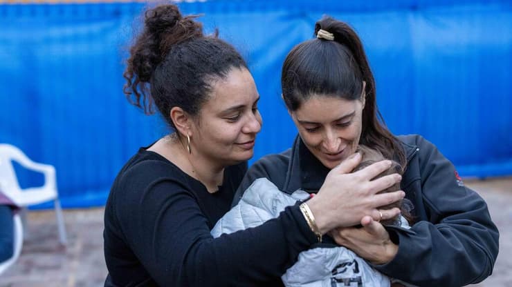 דנה אשתו של עפר יונג ז"ל ומירב אחותו עם איתן הבן