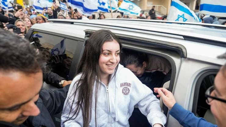 קרינה ארייב חוזרת לביתה בירושלים