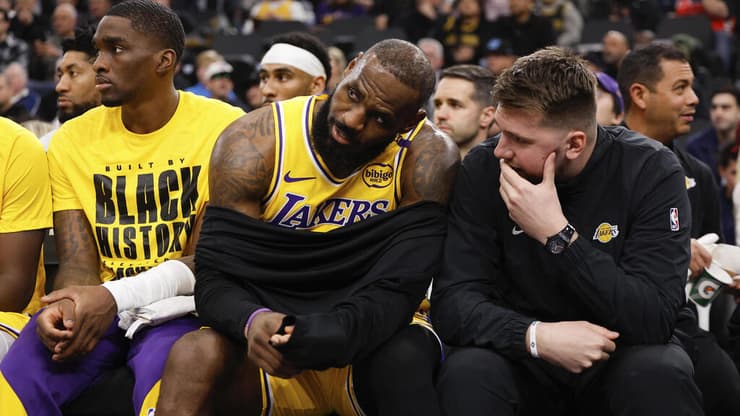 לוקה דונצ'יץ על ספסל הלייקרס