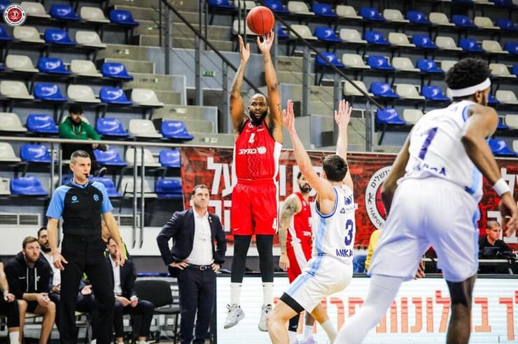 ג'ונסון מול טורק טלקום, אתמול (צילום: הפועל ירושלים) כריס ג'ונסון