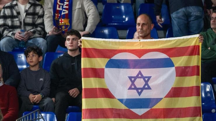 דגל קטלוניה וישראל במשחק בין שתי הקבוצות בעונה שעברה (צילום: אלעד גולדשטיין, מכבי ת"א) דגל קטלוניה וישראל