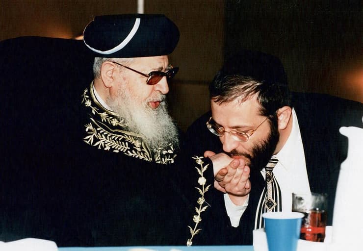 דרעי עם הרב עובדיה יוסף. ידע שיכולותיו הרטוריות וניסיונו הפוליטי מתאדים מול אמירה אחת של הרב (צילום: אייל פישר) הרב עובדיה יוסף ואריה דרעי