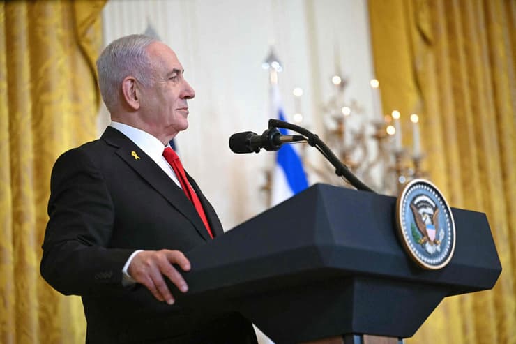 נתניהו: "יש לטראמפ רעיון אחר, שווה לשים לב לזה" (צילום: ANDREW CABALLERO-REYNOLDS / AFP) ראש הממשלה בנימין נתניהו במסיבת העיתונאים בבית הלבן
