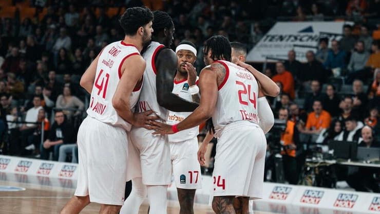 שחקני הפועל ת"א. במקום השני בבית (צילום: הפועל ת"א) שחקני הפועל ת"א מול אולם