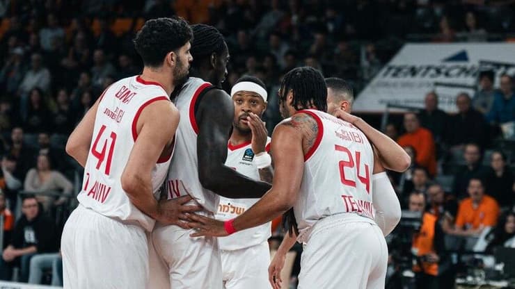 רוצים לשבור את מחסום חצי הגמר. שחקני הפועל ת"א מול אולם (צילום: הפועל ת"א) שחקני הפועל ת"א מול אולם