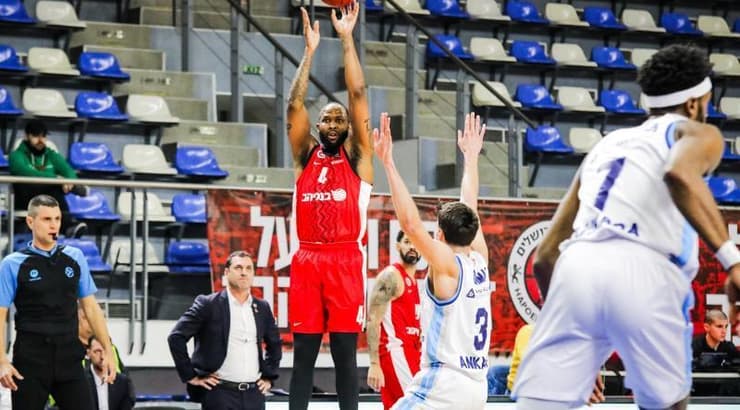 כריס ג'ונסון זורק (באדיבות הפועל ירושלים) כריס ג'ונסון זורק