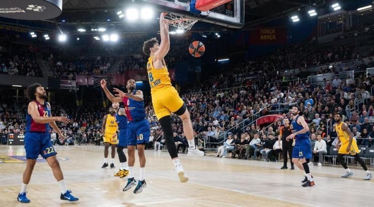 רומן סורקין מטביע (אלעד גולדשטיין, מכבי ת"א) רומן סורקין מטביע