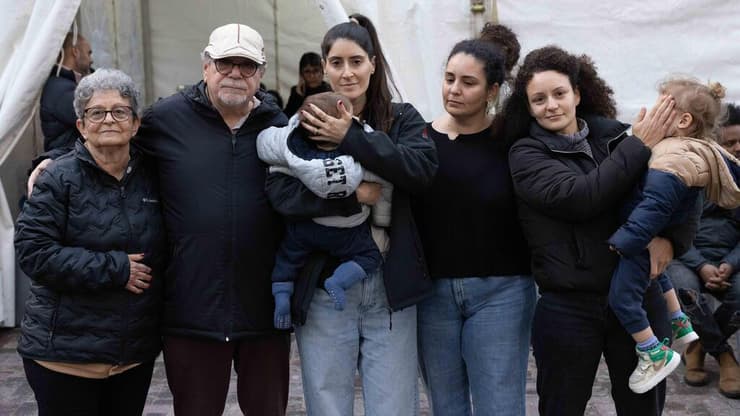 משפחתו של עפר יונג ז"ל בשבעה בתל אביב