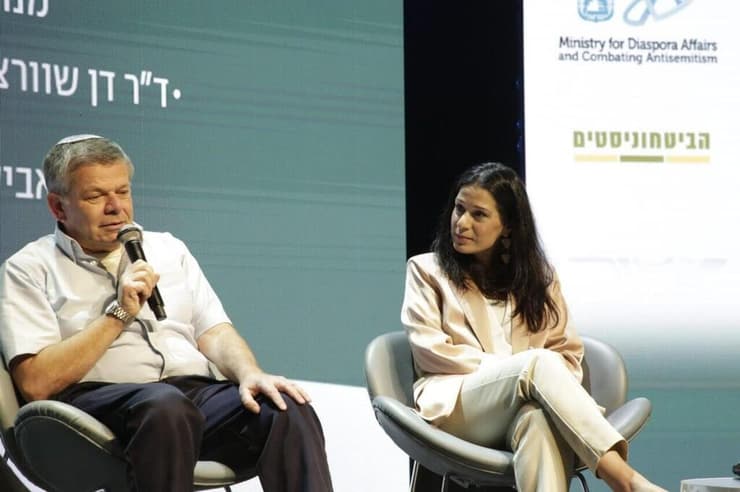 יעל נכון הראל וד"ר דן שוורצפוקס בפאנל (צילום: ריאן פרויס) מחברים את השברים - ועידת הערבות ההדדית של קבוצת ידיעות אחרונות ומרכז זלמן שזר