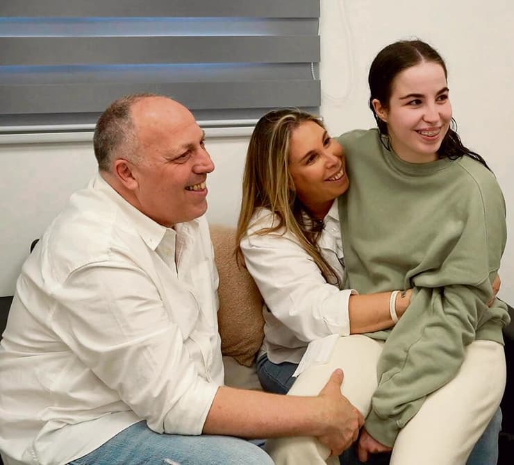"החלטתי שאם אחיה ככה אתן לה סיבה לדאוג - אז קמתי". אגם עם אמא מירב ואבא שלומי (צילום: דובר צה"ל) yk14246018