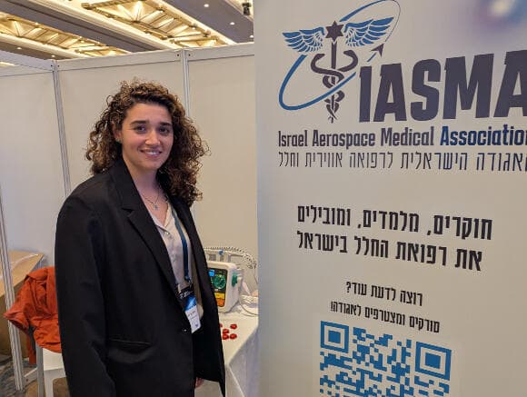 עם הפנים לנאס"א. סופר בעמדת האגודה הישראלית לרפואה אווירית וחלל בכינוס החלל בתל אביב, ינואר 2025 | (צילום: איתי נבו, מכון דוידסון לחינוך מדעי) עם הפנים לנאס"א. סופר בעמדת האגודה הישראלית לרפואה אווירית וחלל בכינוס החלל בתל אביב, ינואר 2025 |