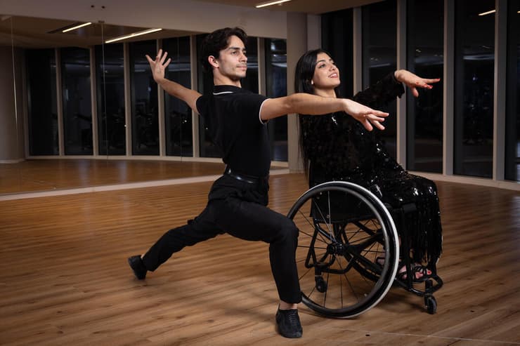 תומר ואוראל בסטודיו (צילום: עוז מועלם) תומר מרגלית ריקוד בכסא גלגלים