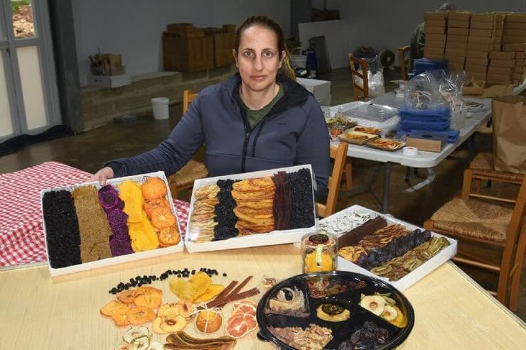 עידן אשיח עם פירות יבשים שיוצרו במפעל