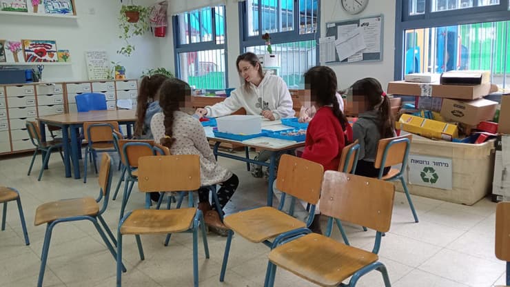 מזכירה מהעירייה עובדת בגן ילדים ביבנה, בשל שביתה איטלקית של גננות