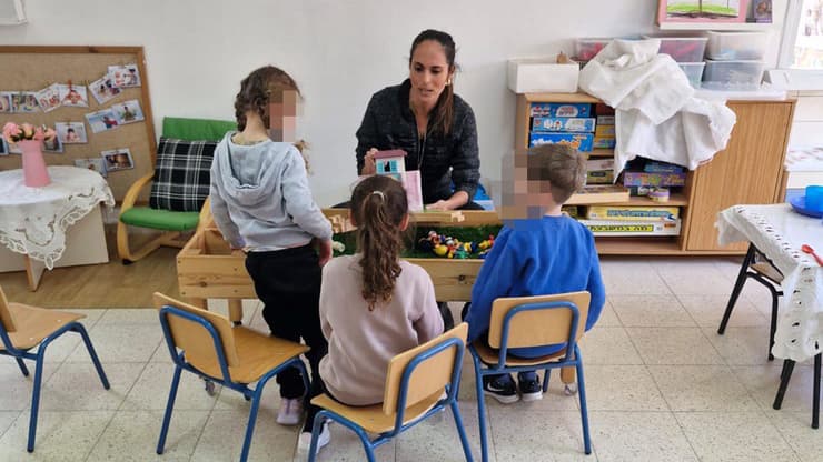 מזכירה מהעירייה עובדת בגן ילדים ביבנה, בשל שביתה איטלקית של גננות