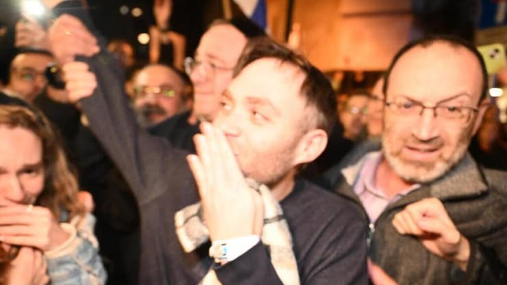 שחרור ארי רוזנפלד ממעצר אל ביתו בבני ברק