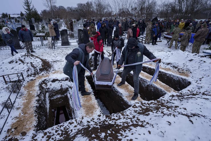 אוקראינה קוברים הרוגי מתקפה רוסית ב פולטבה ב תחילת השבוע