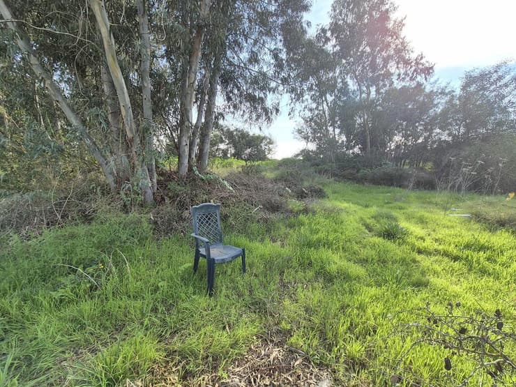 כיסא סמוך למקום שבו נטען שיש פורטל
