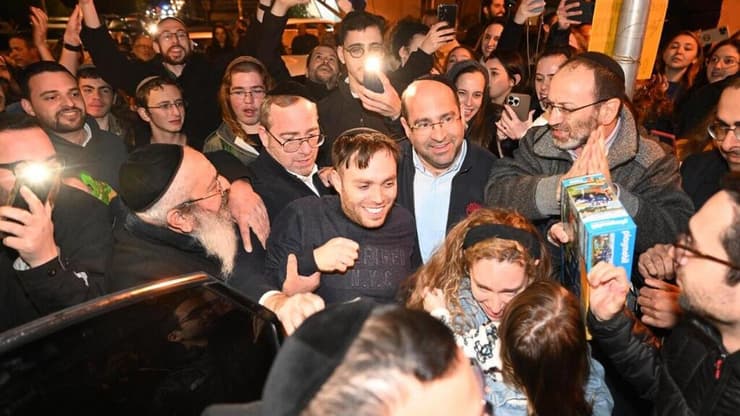 שחרור ארי רוזנפלד ממעצר אל ביתו בבני ברק