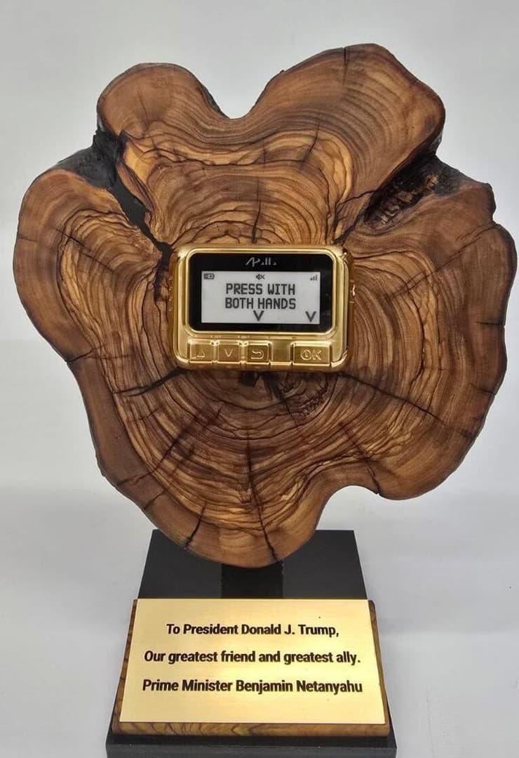 ראש הממשלה בנימין נתניהו העניק לנשיא ארה"ב דונלד טראמפ ביפר מוזהב