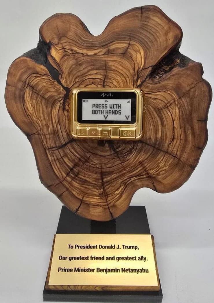 ראש הממשלה בנימין נתניהו העניק לנשיא ארה"ב דונלד טראמפ ביפר מוזהב