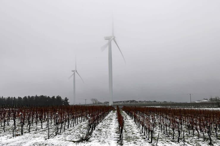 שלג ליד חוות טורבינות רוח בגולן (צילום: Jalaa MAREY / AFP) קיבוץ אל רום שלג