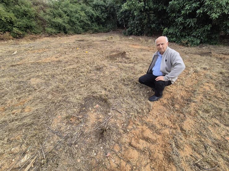 יורם עומד במקום שבו היה מעגל הנחיתה הראשון בקדימה בשנות ה-90