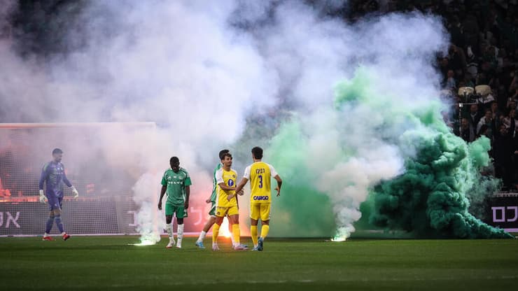 האבוקות שהושלכו לכר הדשא בסמי עופר מול מכבי ת"א