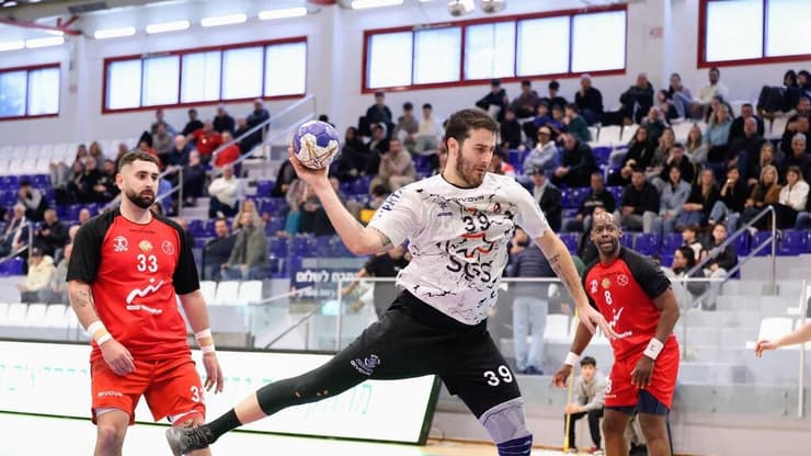 אדיר כהן מרמת השרון ולצידו קוני מוראלס וגל עזריאל מהפועל ראשון לציון 