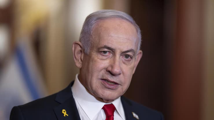 "לא נעבור לסדר היום על המראות המזעזעים". נתניהו צפה בשחרור החטופים מוושינגטון (צילום: AP Photo/J. Scott Applewhite) רה"מ נתניהו בהצהרה עם יו"ר בית הנבחרים מייק ג'ונסון בקונגרס